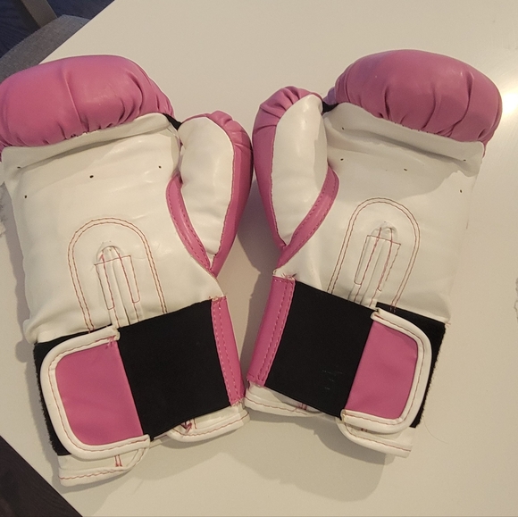 Pink Everlast Boxing Gloves - Picture 2 of 4